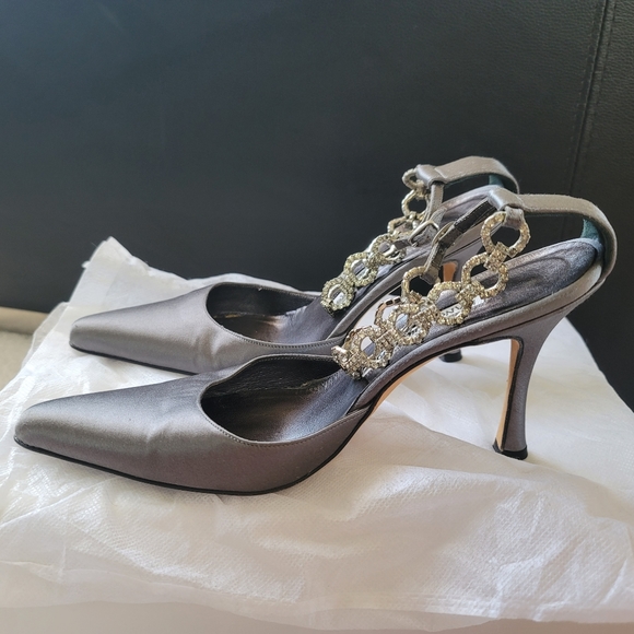 MANOLO BLAHNIK Grey Satin Crystal Embellished Pointed-Toe Heels - Picture 5 of 16